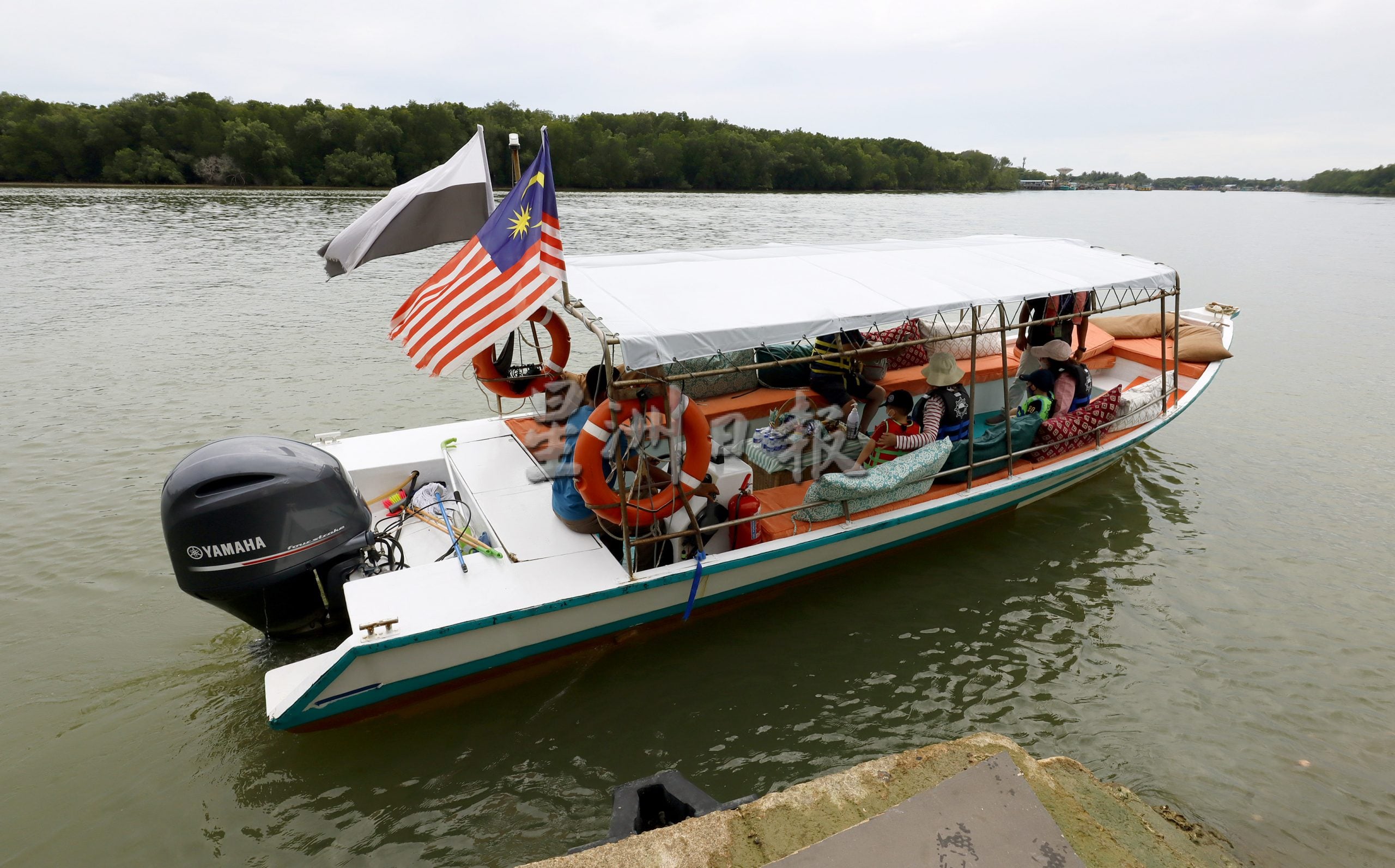 东：每天4趟游览关丹河畔，“逍遥游”观光船复业后大受欢迎。