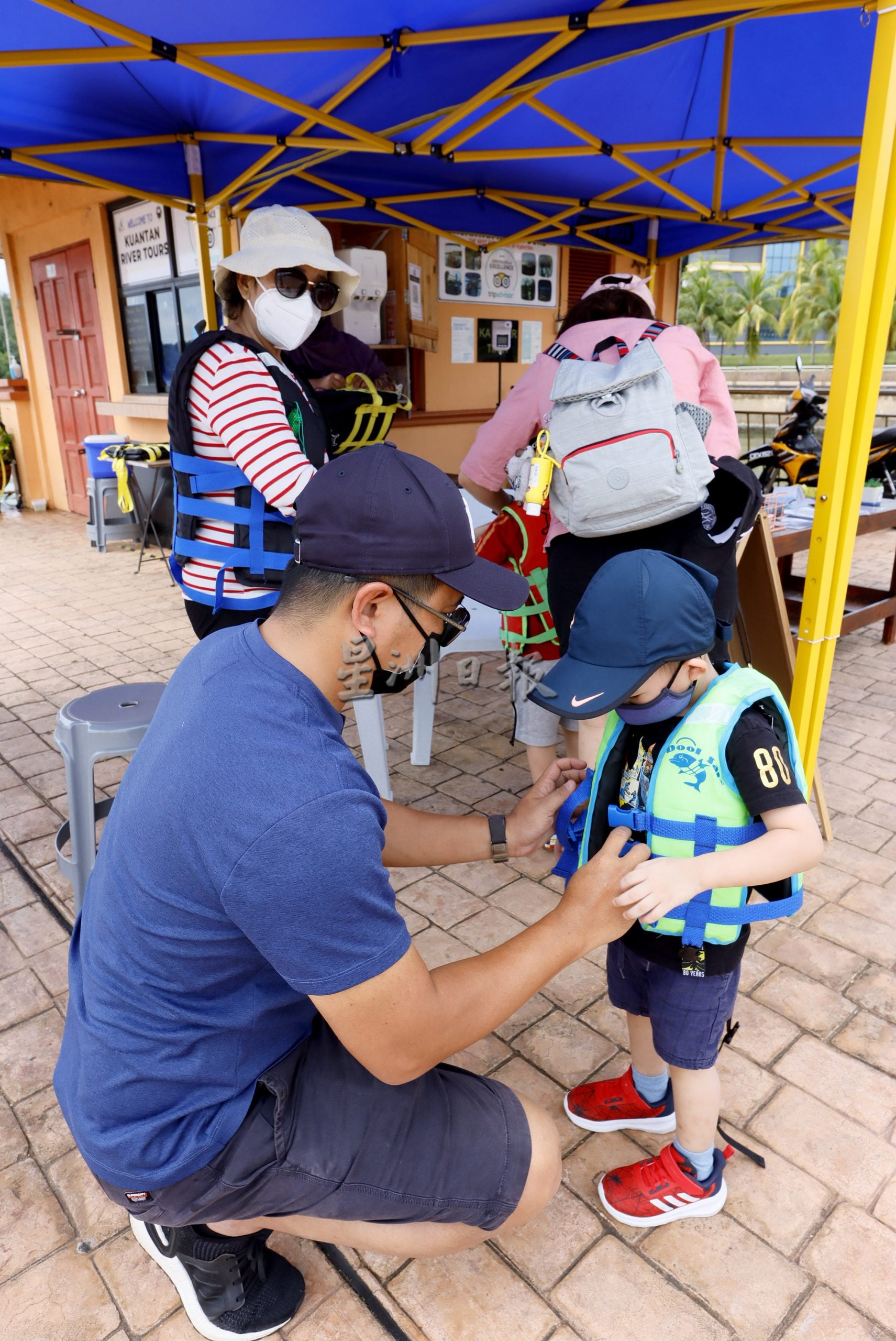 东：每天4趟游览关丹河畔，“逍遥游”观光船复业后大受欢迎。