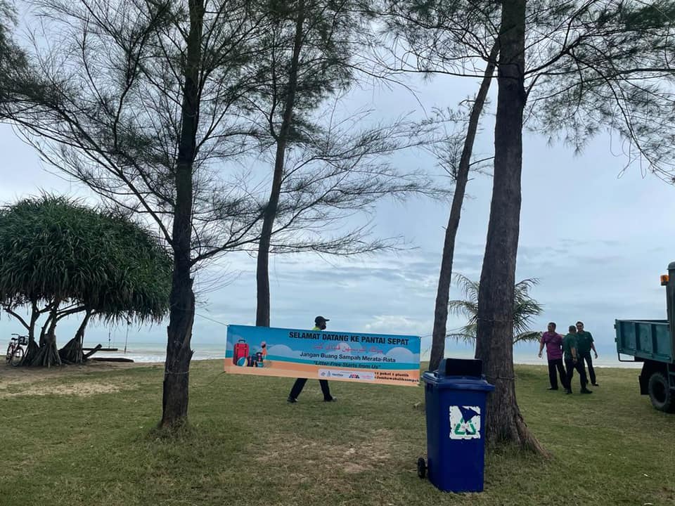 东：烧烤活动烧毁树根，关丹市政厅发动救树活动提高醒觉。