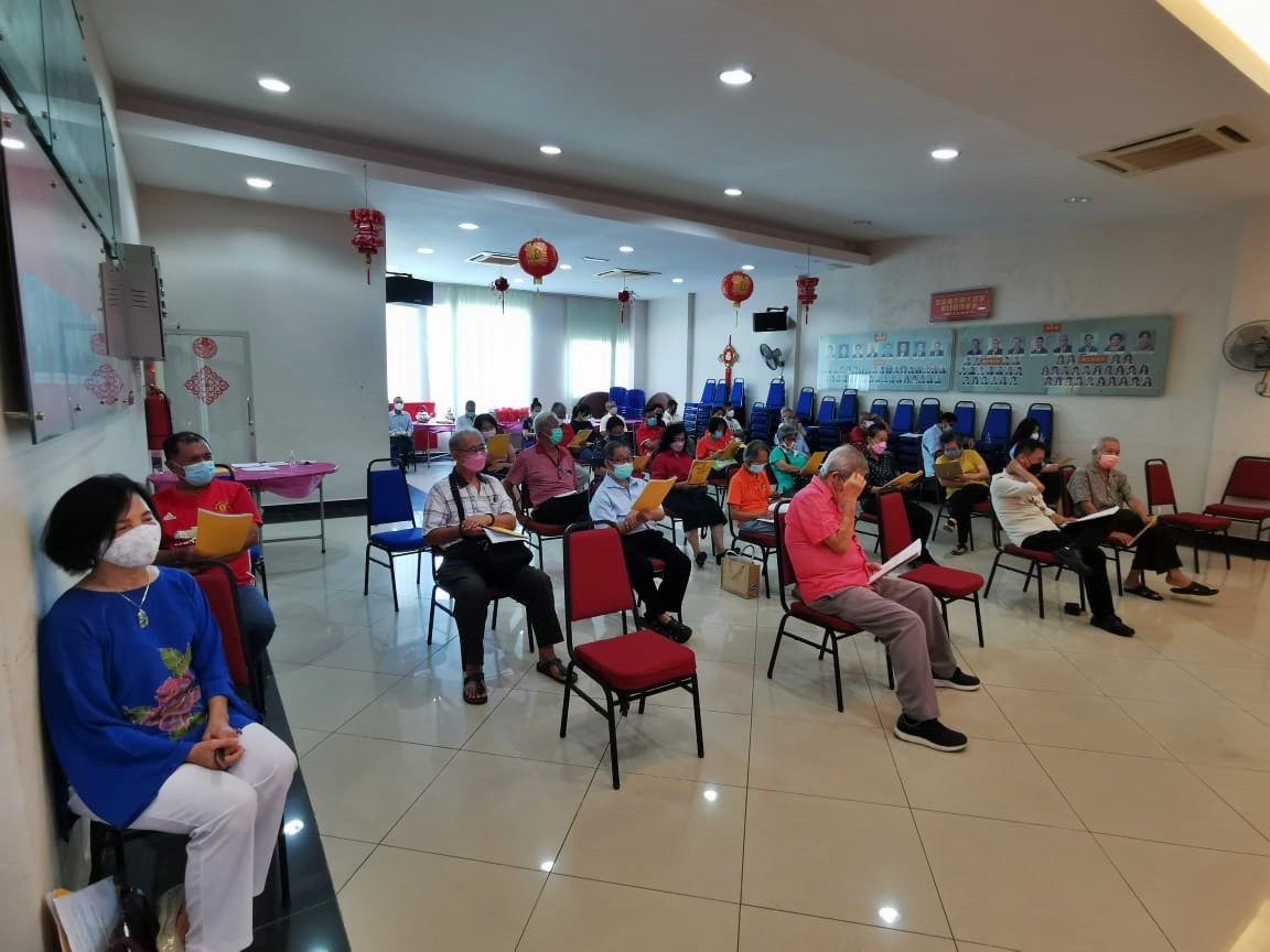 东:登嘉楼中华大会堂在新常态下举行常年会员大会,并顺利进行改选,担任会长已10年的陈明山卸任,由王天然接棒出任会长。