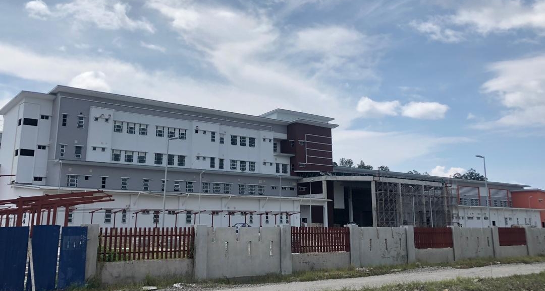 东:登州立法议会二:耗资1亿1800万令吉兴建的龙运新医院预计在明年1月竣工,并在4月投入运作。