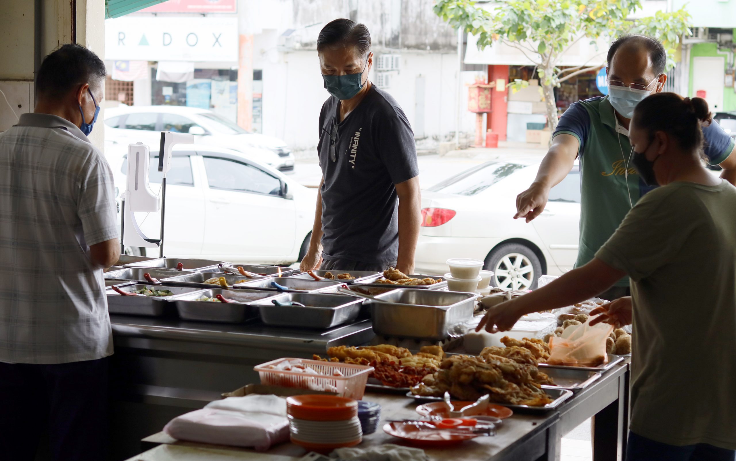 东：食肆业者也担忧食材价格难以正常化，会被逼调整食物售价。