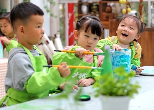 中国/育龄妇女减少 多省市出生人口跌近两成