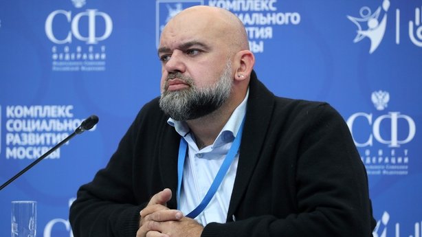 为证明冠病的危害性 俄罗斯医生邀反疫苗网红探望病危者