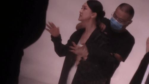 为赶收工见小13岁男友 周迅片场发飙？