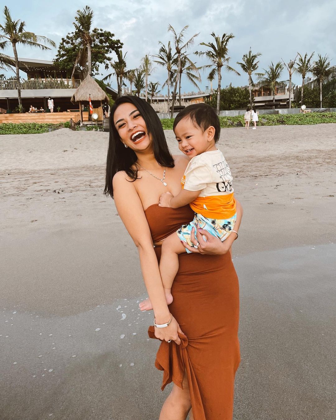 云妮莎死亡车祸 肇祸司机超速还玩手机!