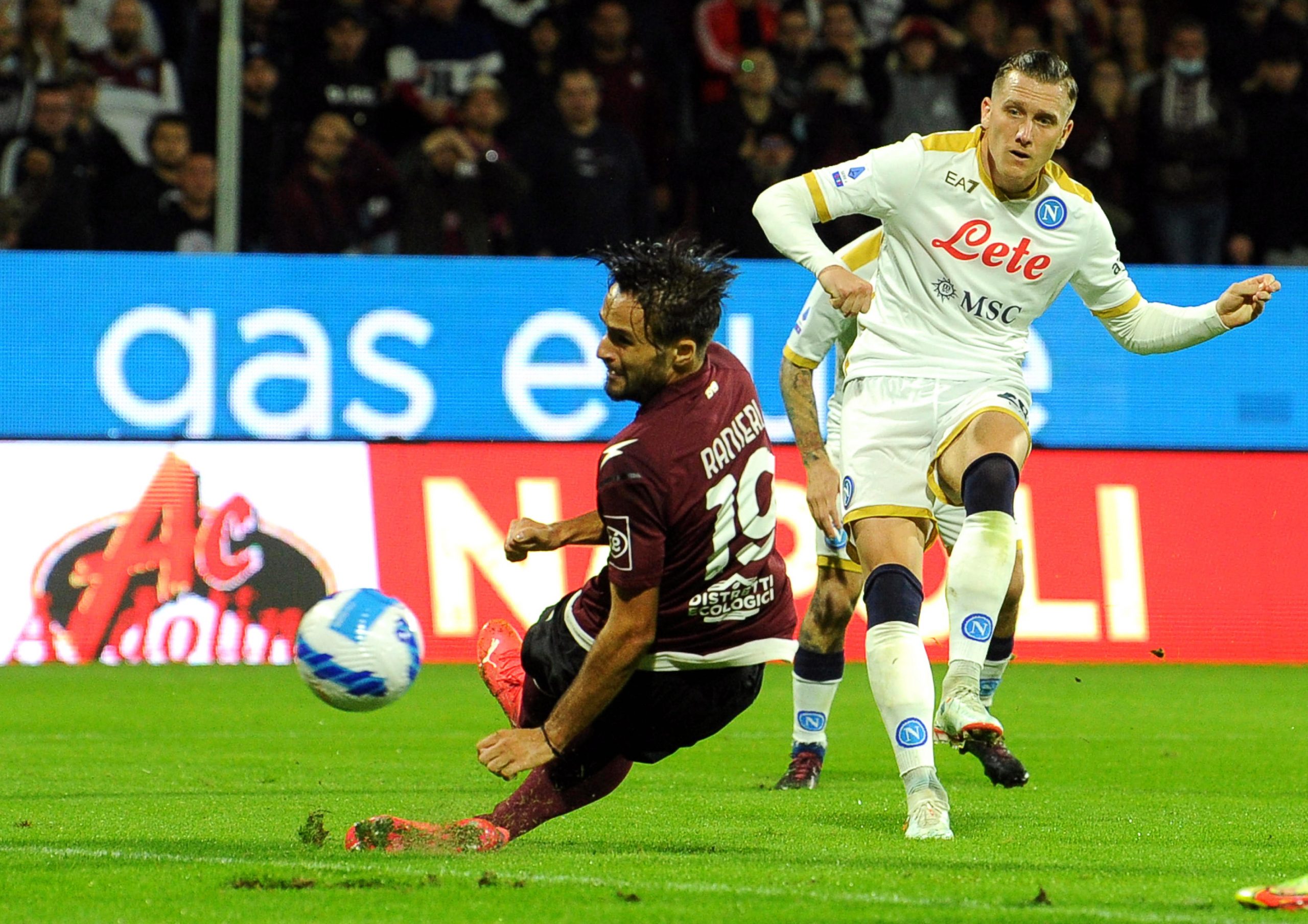 伊布破门达400球里程碑 红黑军斩红狼豪取7连胜