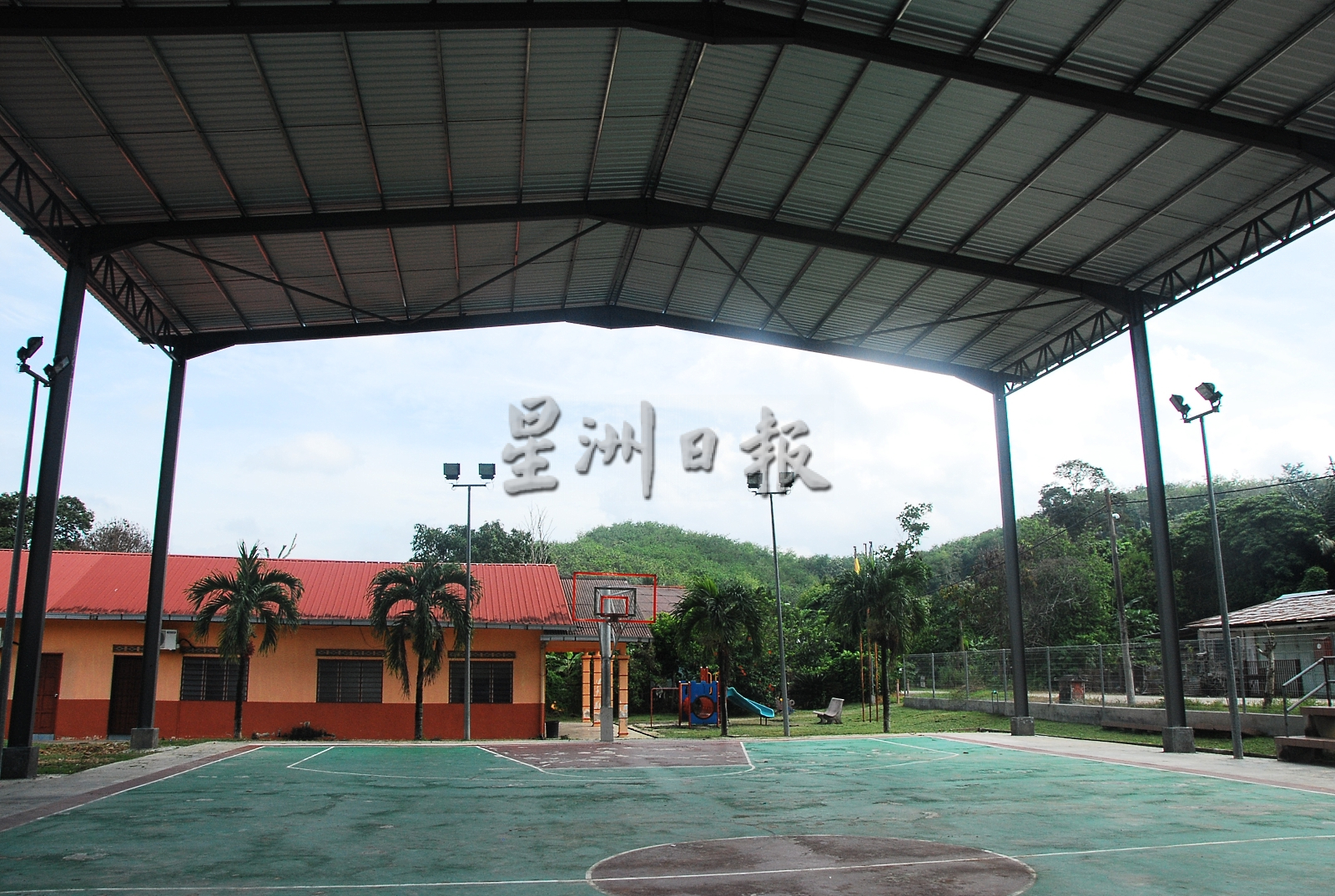 供星洲网:在两村委会合作下,留连知贝篮球场雨盖工程终完成