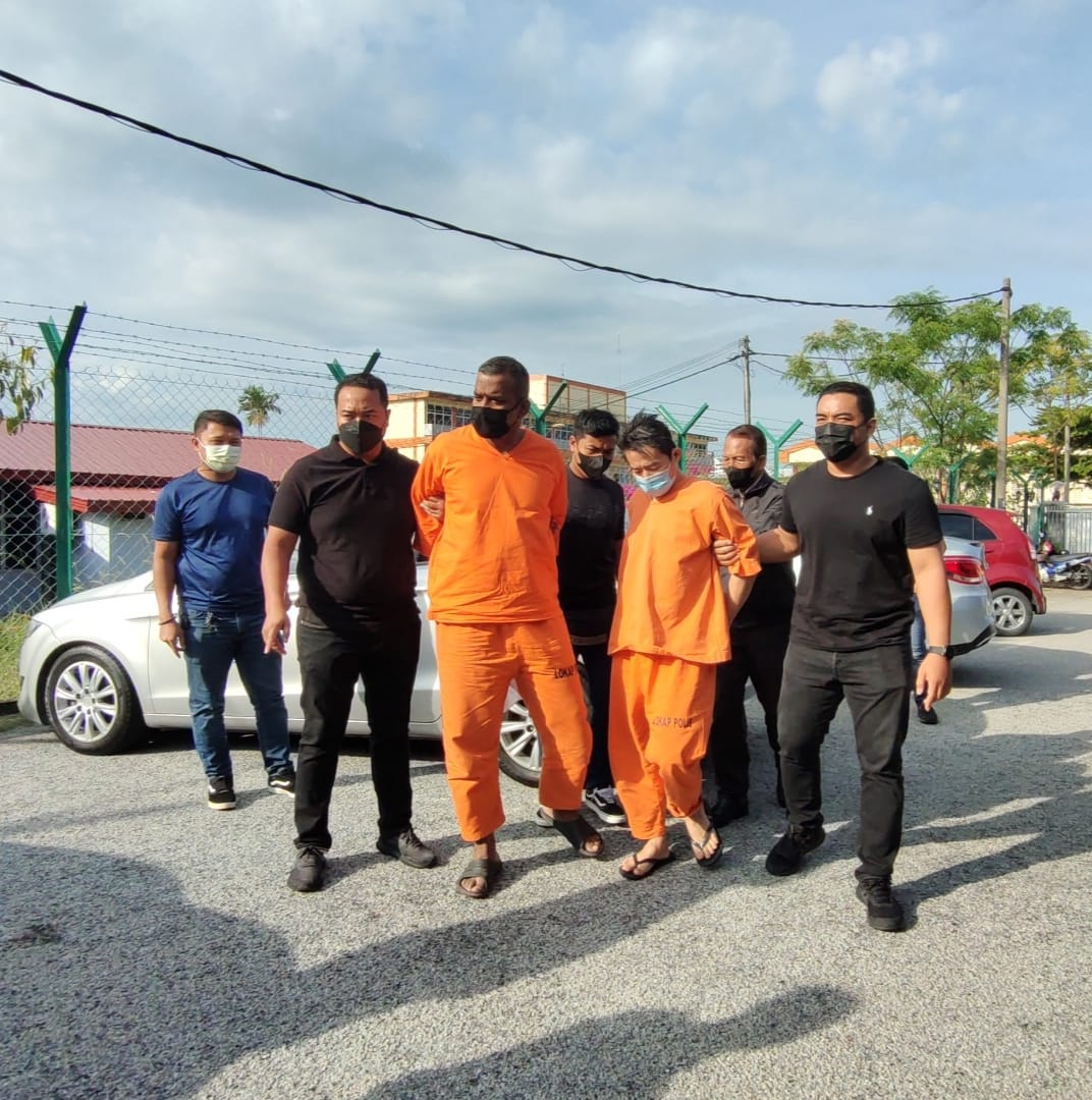 供星洲网：假冒警员入屋掳人再杀害，落网2男面控