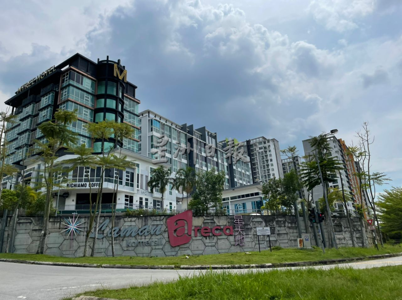 供星洲网：大专生因疫情仍首选居家上课，学院区商店仍在苦撑