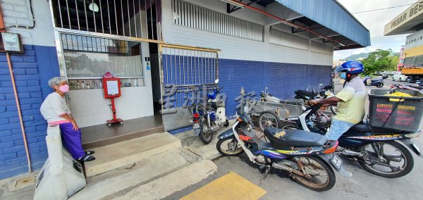 供fb/不靠儿女抚养,华裔老妇自立更生;从清洁工看尽人情冷暖