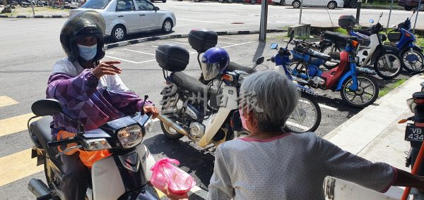 供fb/不靠儿女抚养,华裔老妇自立更生;从清洁工看尽人情冷暖
