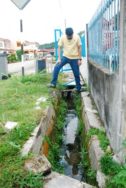 供FB/卫星市花园沟渠年久没清理,SWM周五起派人大清沟