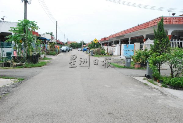 供FB/卫星市花园沟渠年久没清理,SWM周五起派人大清沟