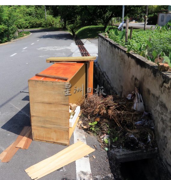 供FB/居民及外来者乱丢垃圾,百美花园及金龙园成了“垃圾村”