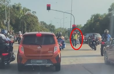 供FB/强行为摩托车队“开路”及“硬闯红灯”,警揪到2名“拦路者”