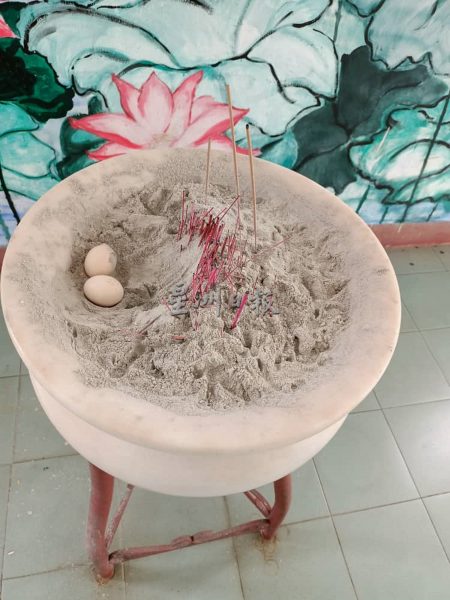 供fb/马口马佛总大殿前,山鸡香炉下蛋