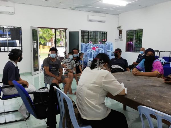 供fb:一家大小无家可归睡车过日?递钱援助前请先了解清楚