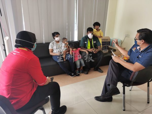 供fb:一家大小无家可归睡车过日?递钱援助前请先了解清楚