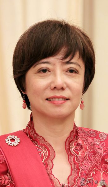 供fb:一家大小无家可归睡车过日?递钱援助前请先了解清楚