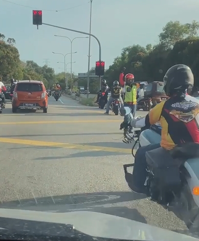 供fb:强行为摩哆车队“开路”及“硬闯红灯”;波警方欲揪出“拦路者”