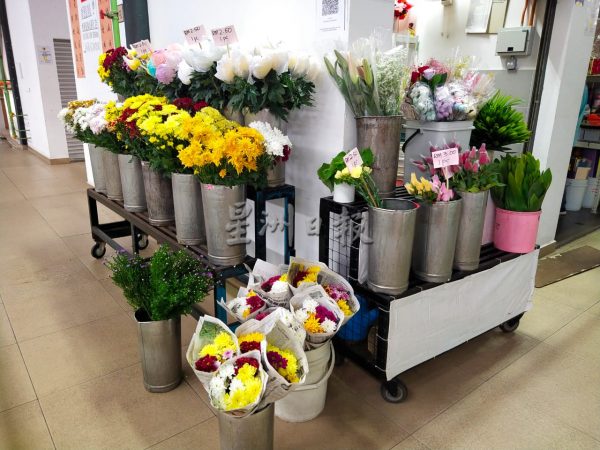 供fb:花农为减少亏损减产,鲜花市场供不应求、价格飙涨