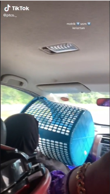 兄妹返校上课 用品挤满车·母亲被迫搂洗衣篮上路