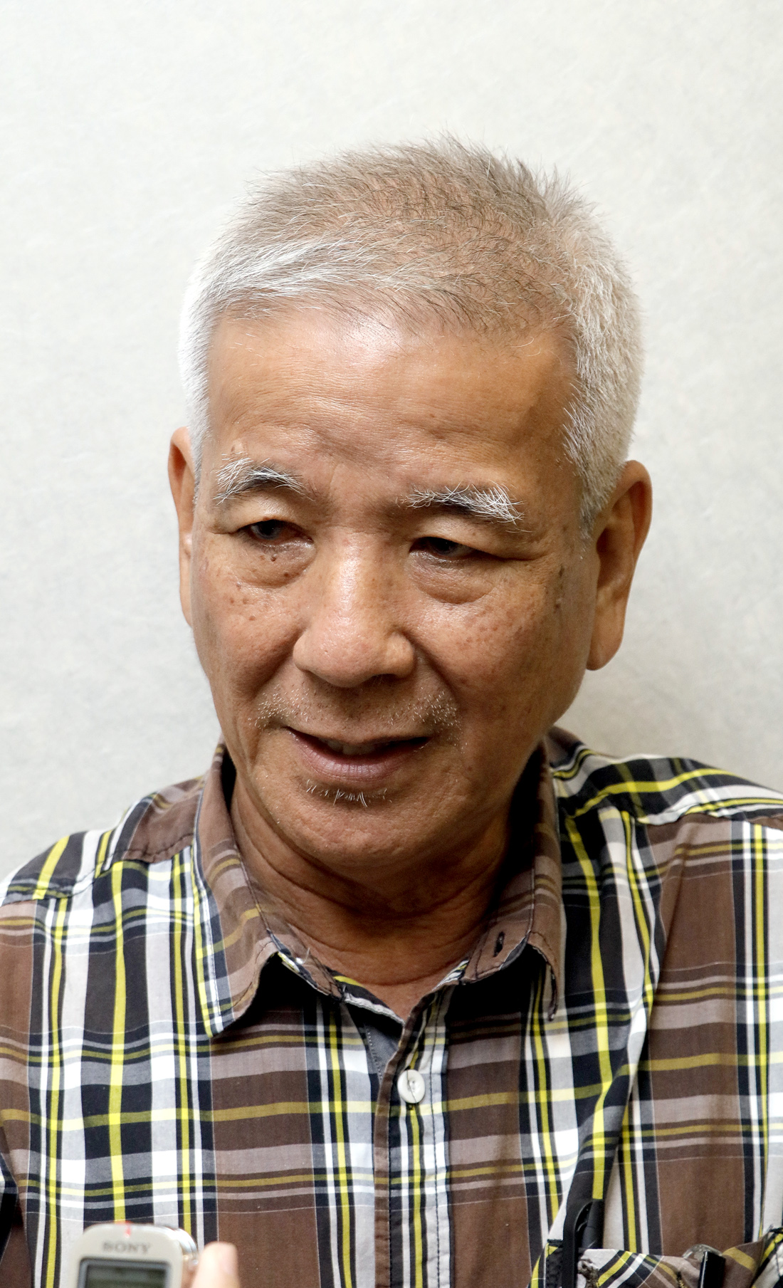 全国:不满承包商“拆招牌”,启华华小原有校牌归原位。