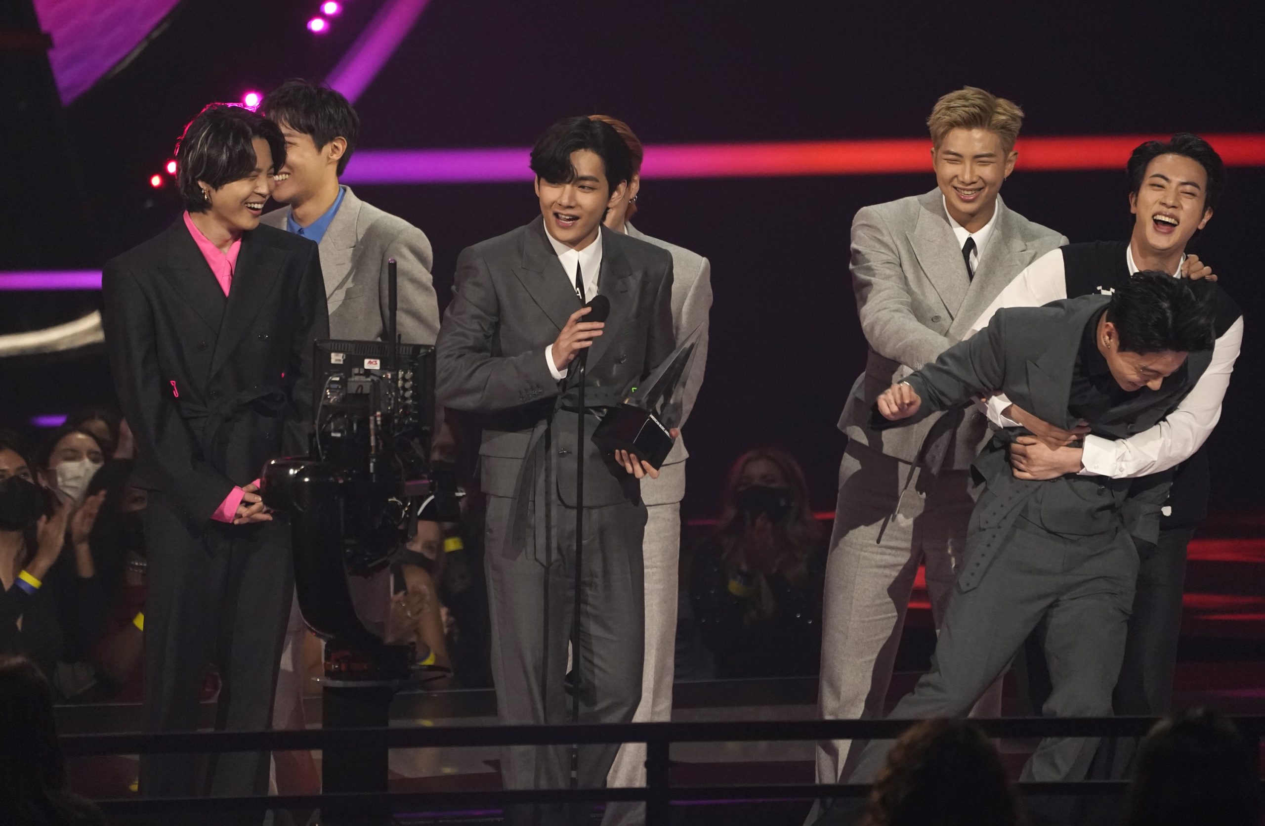 全美音乐奖｜BTS打败泰莱德瑞克　夺年度艺人创亚洲历史