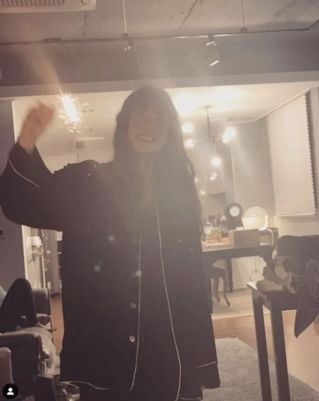 具荷拉遗爱人间 哥哥宣布拍卖10幅画作做公益