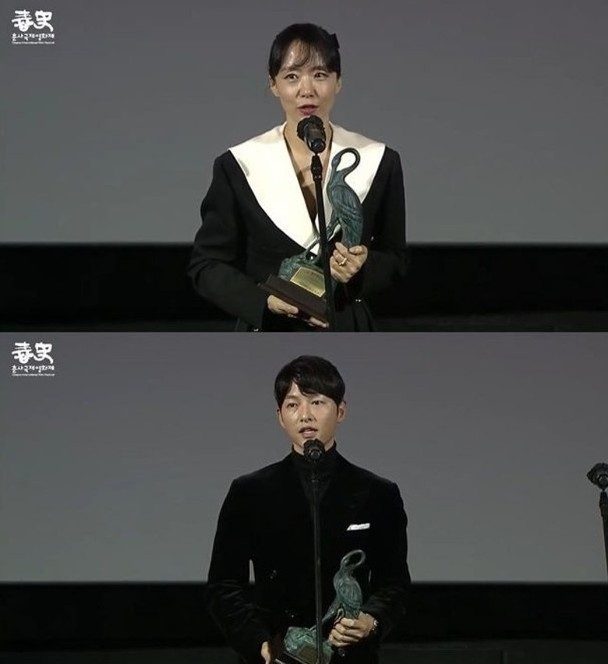 出道13年首夺影帝 宋仲基兴奋晒奖