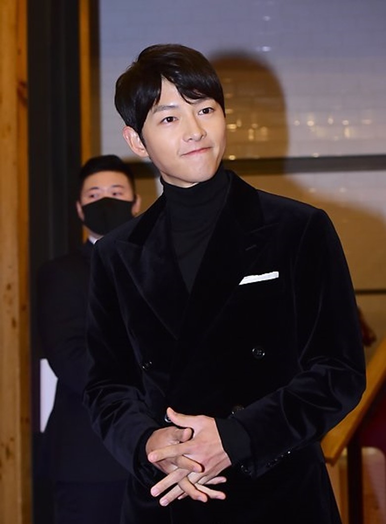 出道13年首夺影帝 宋仲基兴奋晒奖