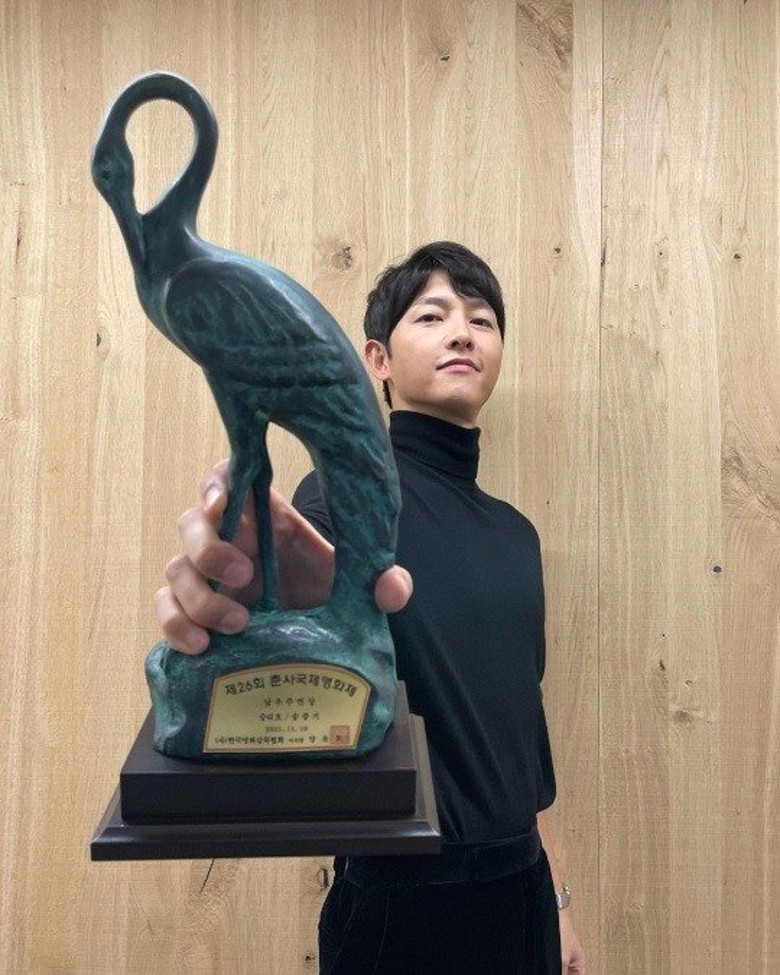 出道13年首夺影帝 宋仲基兴奋晒奖