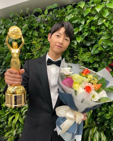 刚拿下青龙人气奖收噩耗 宋仲基外婆去世今低调出殡	