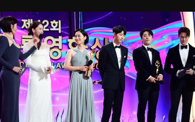 刚拿下青龙人气奖收噩耗 宋仲基外婆去世今低调出殡	