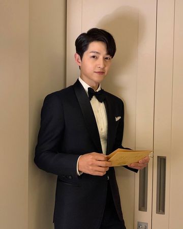 刚拿下青龙人气奖收噩耗 宋仲基外婆去世今低调出殡	