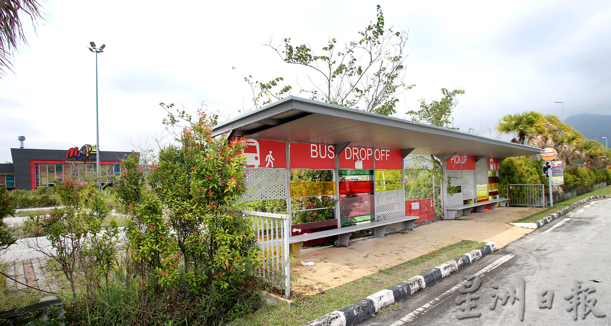 动漫影城主题乐园人潮绝迹 野草丛生一片荒凉