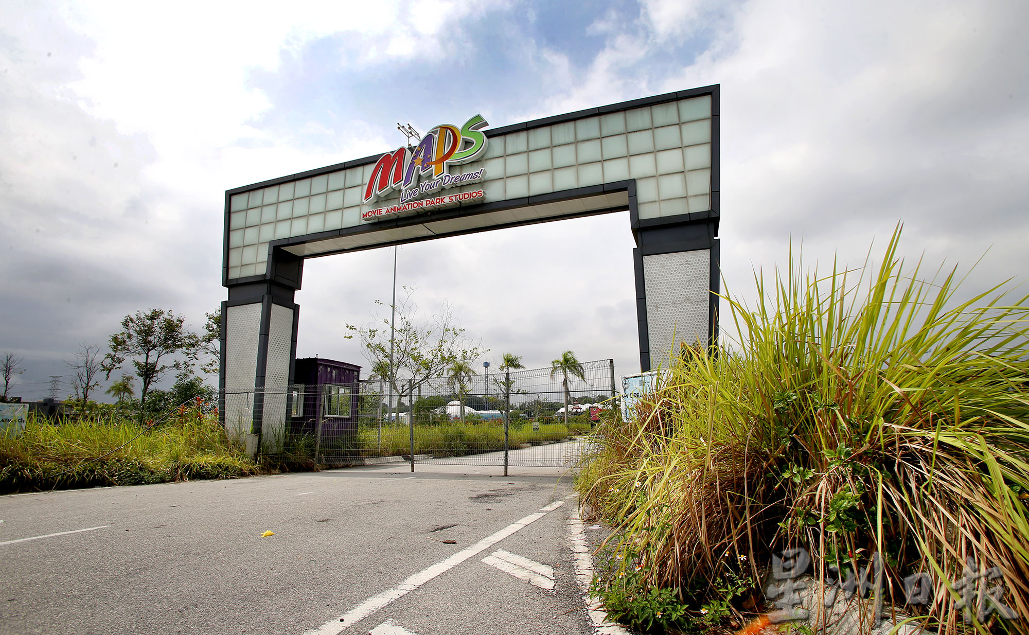 动漫影城主题乐园人潮绝迹 野草丛生一片荒凉