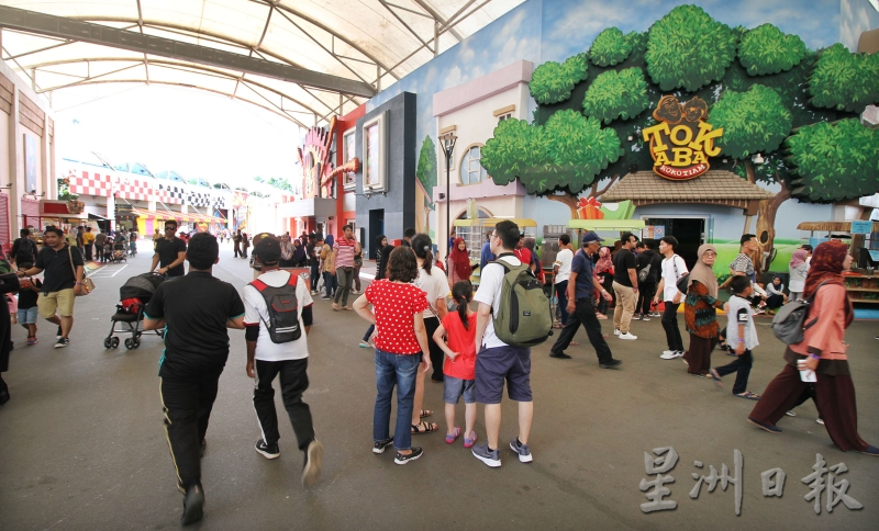 动漫影城主题乐园人潮绝迹 野草丛生一片荒凉