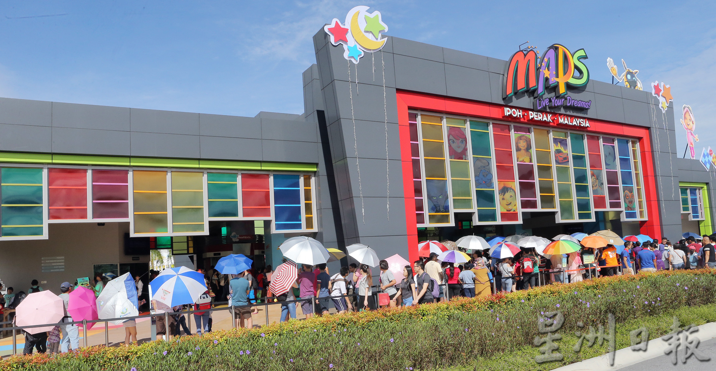 动漫影城主题乐园人潮绝迹 野草丛生一片荒凉