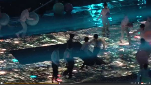 升降台故障贺峻霖踩空摔下 刘耀文救人齐掉入坑