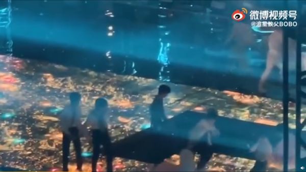 升降台故障贺峻霖踩空摔下 刘耀文救人齐掉入坑