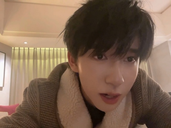 升降台故障贺峻霖踩空摔下 刘耀文救人齐掉入坑