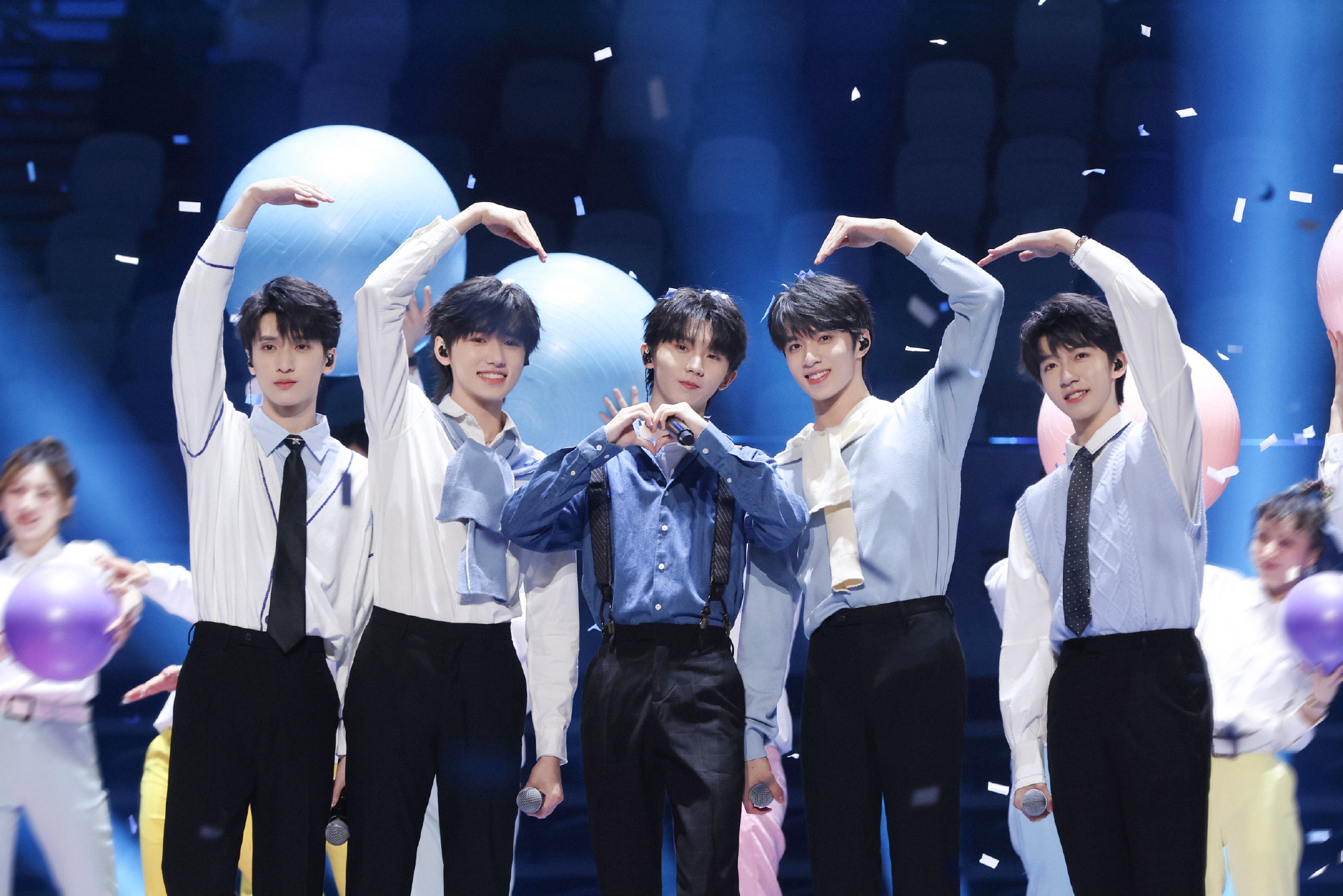 升降台故障贺峻霖踩空摔下 刘耀文救人齐掉入坑