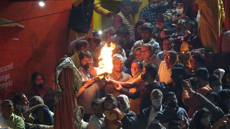 印度恒河之门万人夜祭 病毒威胁不敌宗教热情