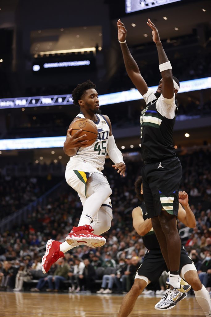 双雄上演万圣节大战 爵士送公鹿3连败