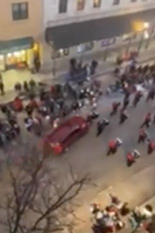 取代前稿 美国/汽车冲入圣诞巡游人群 至少5死逾40伤