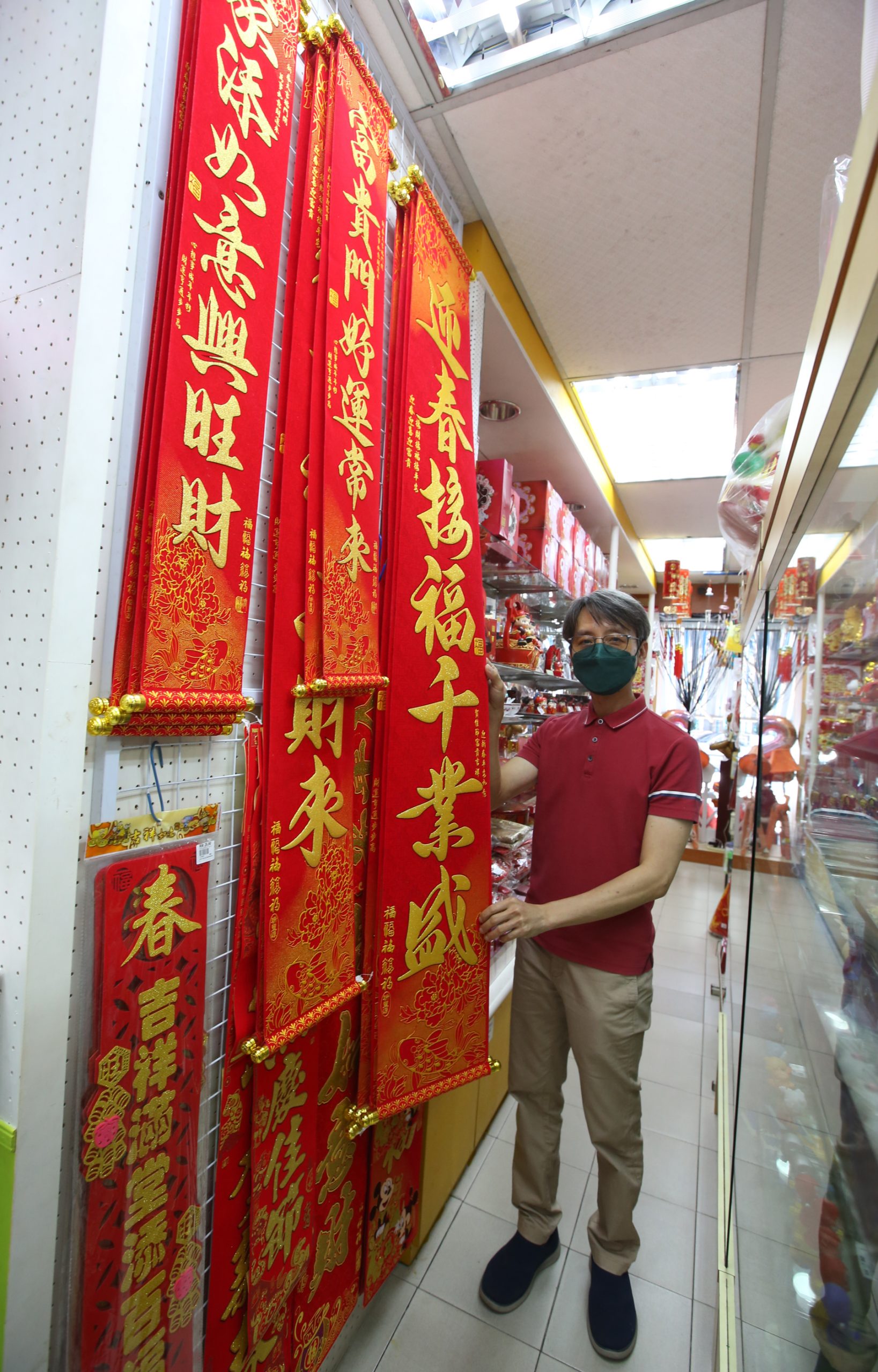 (取代签发)**已签发(请置头条)**柔:封面:【特稿】:农历新年不到100天,商家观看待谨慎进货