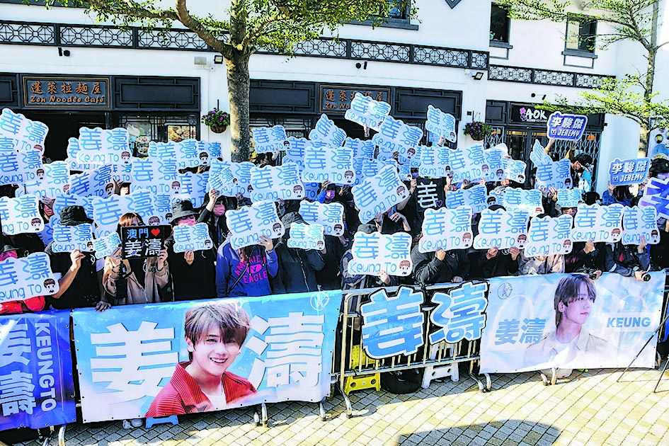 叱咤发布会|张敬轩站C位 谢安琪深V抢MIRROR风头	