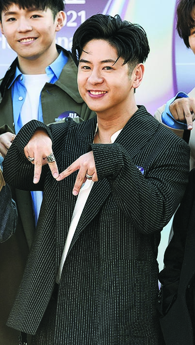 叱咤发布会|张敬轩站C位 谢安琪深V抢MIRROR风头	